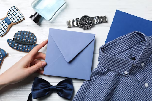 Blue blouse with white trousers: the perfect look for a summer day